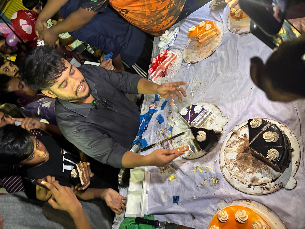 আইসিটি টাওয়ারের বিপরীত দিকে বসে ‘ভাইরাল জাকিরের’ কেকের দোকান। রাজধানীর আগারগাঁওয়ে নির্বাচন ভবনের সামনে। গত সোমবার সন্ধ্যায়