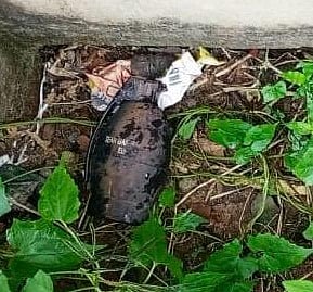 পরিত্যক্ত অবস্থায় খাগড়াছড়ি শহরের মধুপুর এলাকায় পাওয়া গ্রেনেড। ছবিটি আজ সকালে তোলা