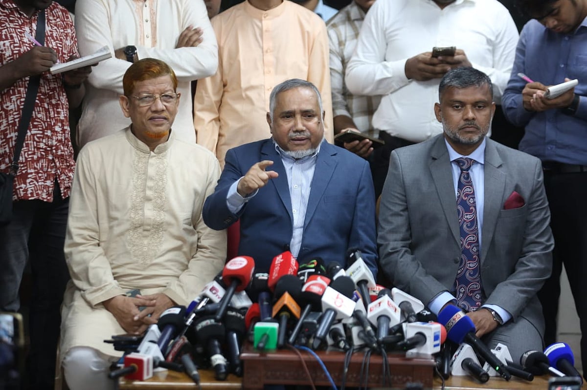 জাতীয় ঐকমত্য কমিশনের সঙ্গে রাজনৈতিক দলগুলোর সংলাপ চলাকালে সভা থেকে বেরিয়ে সাংবাদিকদের কাছে দলীয় অবস্থান প্রকাশ করেন জামায়াতের নায়েবে আমির সৈয়দ আবদুল্লাহ মোহাম্মদ তাহের। ঢাকা। ৮ অক্টোবর