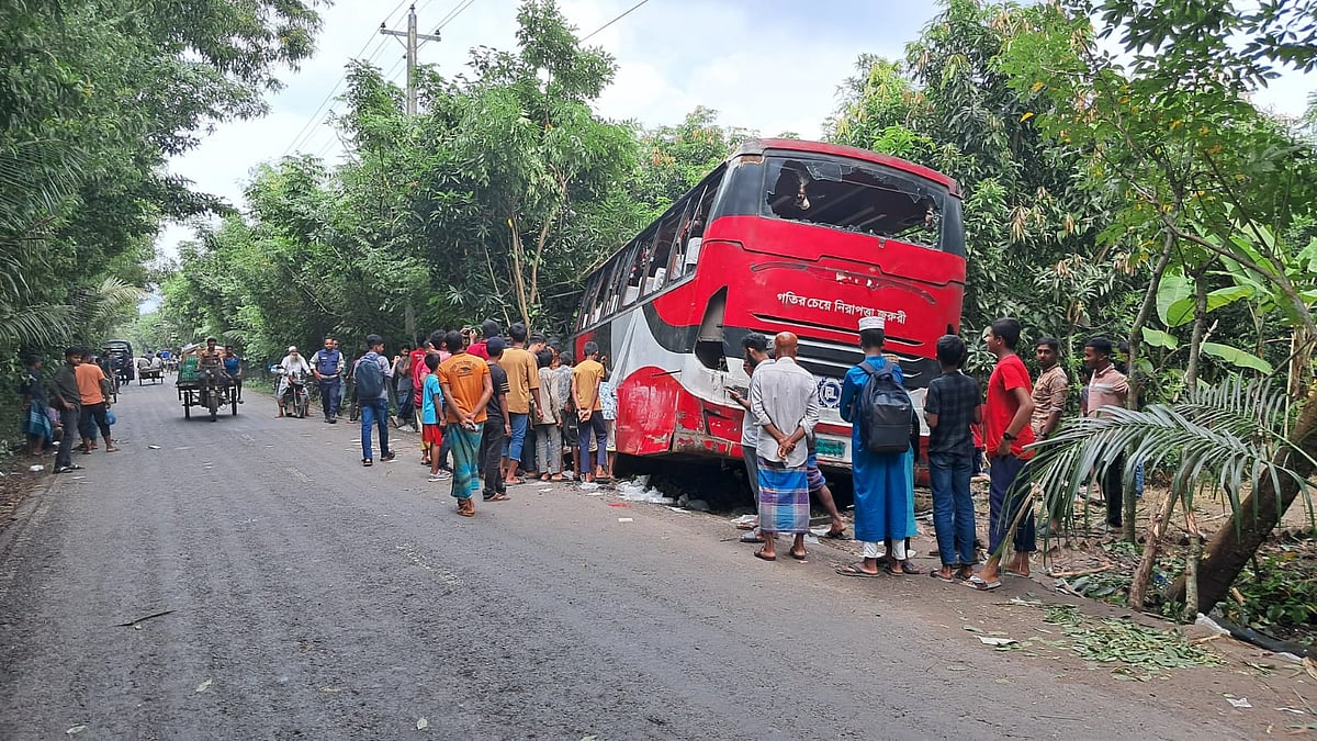 বাগেরহাটের কচুয়া উপজেলায় দুর্ঘটনার পর বাসটি রাস্তার পাশের খাদে পড়ে যায়। পরে এতে ভাঙচুর চালান বিক্ষুব্ধ জনতা। আজ বুধবার সকালে উপজেলার মোল্লাবাড়ি এলাকার সাইনবোর্ড–বগী আঞ্চলিক মহাসড়কে