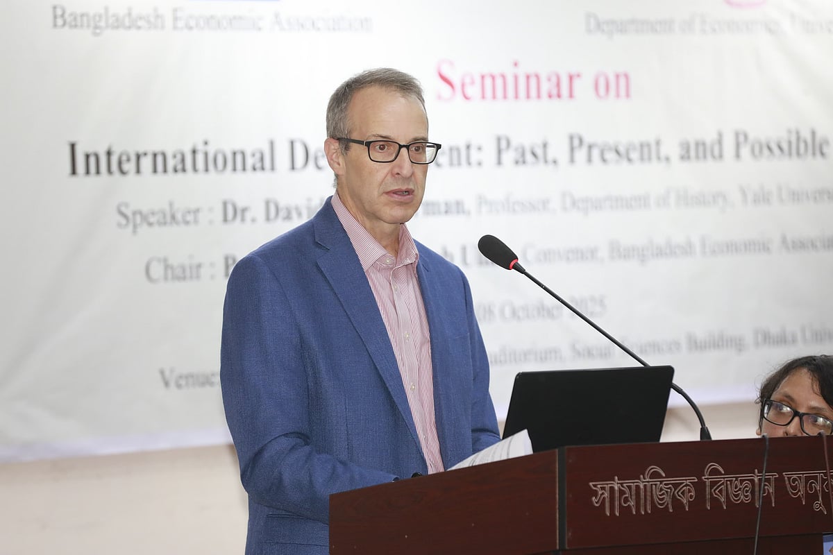 আজ বুধবার ঢাকা বিশ্ববিদ্যালয়ের সমাজবিজ্ঞান অনুষদের অধ্যাপক মুজাফফর আহমেদ চৌধুরী মিলনায়তনে আয়োজিত এক সেমিনারে যুক্তরাষ্ট্রের ইয়েল বিশ্ববিদ্যালয়ের আন্তর্জাতিক ইতিহাসের অধ্যাপক ডেভিড সি এঙ্গারম্যান বক্তব্য রাখছেন