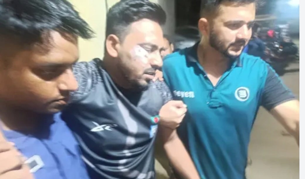 হবিগঞ্জের নবীগঞ্জে পুলিশের ওপর হামলার ঘটনায় গুরুতর আহত পুলিশ কনস্টেবল শাহ এমরানকে উদ্ধার করে তাঁর সহকর্মী হাসপাতালে নিয়ে যাচ্ছেন