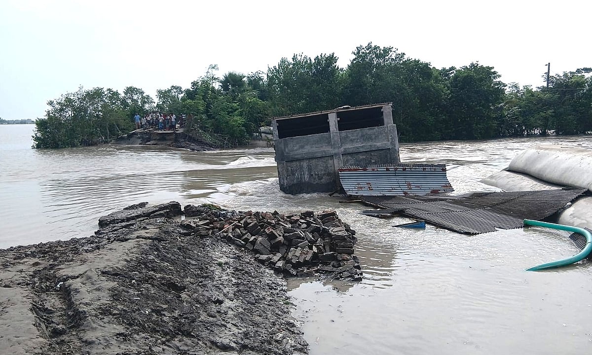 খুলনার দাকোপে ঢাকী নদীর বাঁধ ভেঙে হাজার বিঘার আমন তলিয়েছে। সারাদিনের স্বেচ্ছাশ্রমেও এখনো বাঁধ ঠিক করা যায়নি