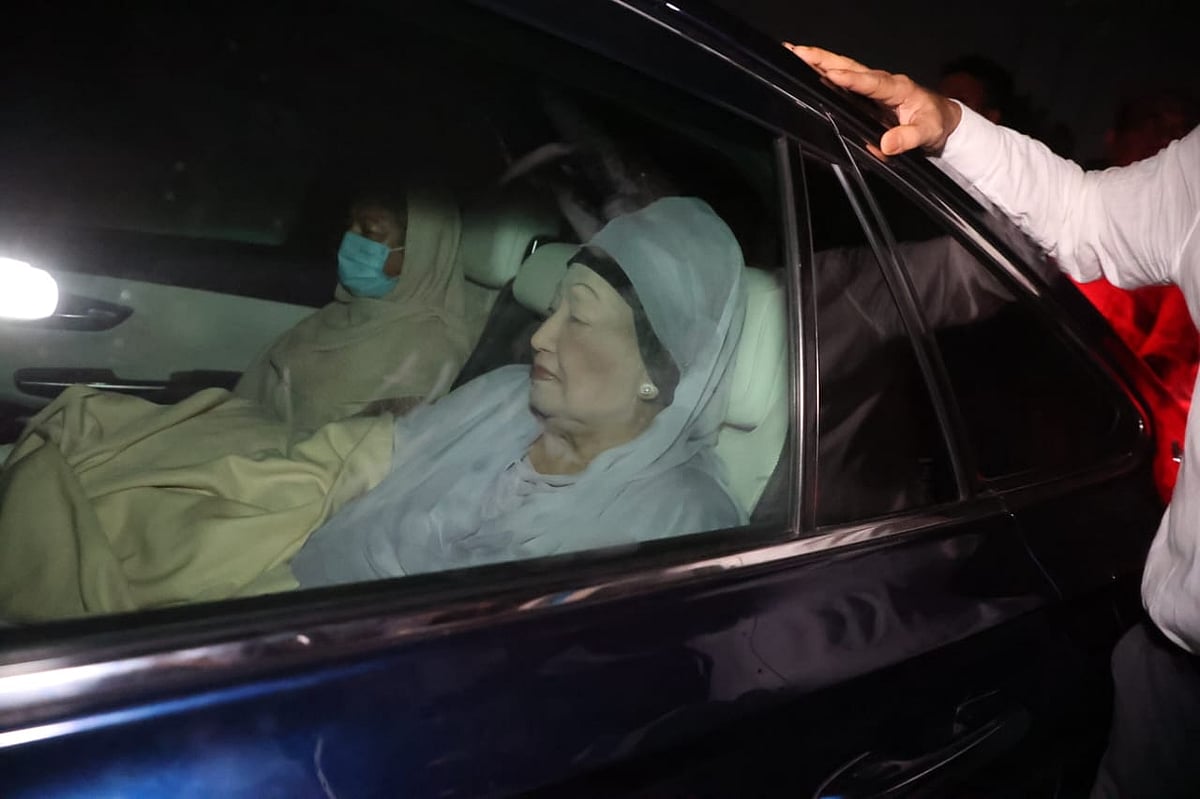 বুধবার রাত ১১টার দিকে শেরেবাংলা নগরে জিয়াউর রহমানের কবরে খালেদা জিয়ার গাড়িবহর দেখা যায়