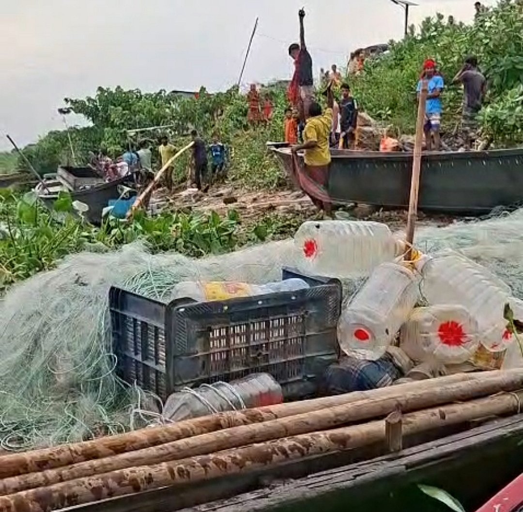 ইলিশ রক্ষার অভিযানে আভিযানিক দলের ওপর জেলেরা নদীর পাড় থেকেও হামলার চেষ্টা করেন। গতকাল সন্ধ্যার দিকে চাঁদপুরের মতলব উত্তর উপজেলার মোহনপুর এলাকায়