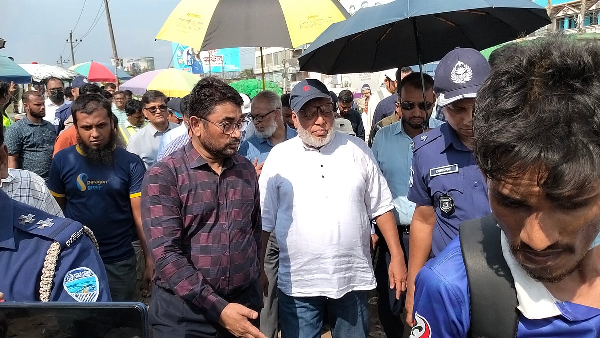 ঢাকা–সিলেট মহাসড়কের কাজের অগ্রগতি পরিদর্শন করছেন সড়ক পরিবহন ও সেতু মন্ত্রণালয়ের উপদেষ্টা মুহাম্মাদ ফাওজুল কবির খান। বুধবার দুপুরে ব্রাহ্মণবাড়িয়ার সরাইল বিশ্বরোড মোড় এলাকায়