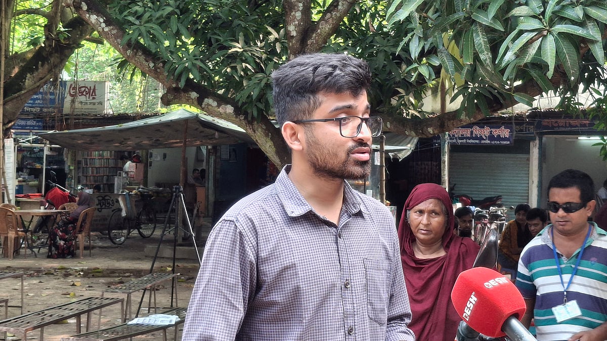 রাকসু নির্বাচনে ছাত্রদল-সমর্থিত প্যানেলের ভিপি প্রার্থী শেখ নূর উদ্দীন আজ রাজশাহী বিশ্ববিদ্যালয়ের আমতলা চত্বরে সাংবাদিকদের সঙ্গে কথা বলেন