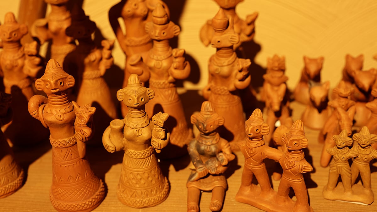 বাংলার ঐতিহ্যবাহী টেপা পুতুল