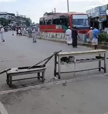 সড়ক অবরোধ করেছেন হেফাজতের নেতা–কর্মীরা। আজ সকালে হাটহাজারী সদরে