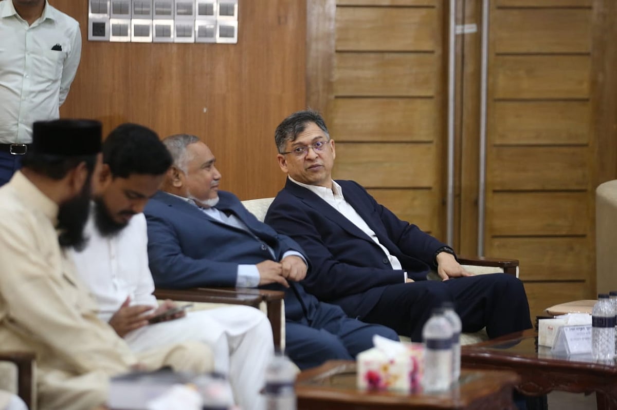 জুলাই সনদের বাস্তবায়নের উপায় নিয়ে রাজনৈতিক দলগুলোর সঙ্গে জাতীয় ঐকমত্য কমিশনের আলোচনা। রাজধানীর ফরেন সার্ভিস একাডেমিতে, ৮ অক্টোবর ২০২৫