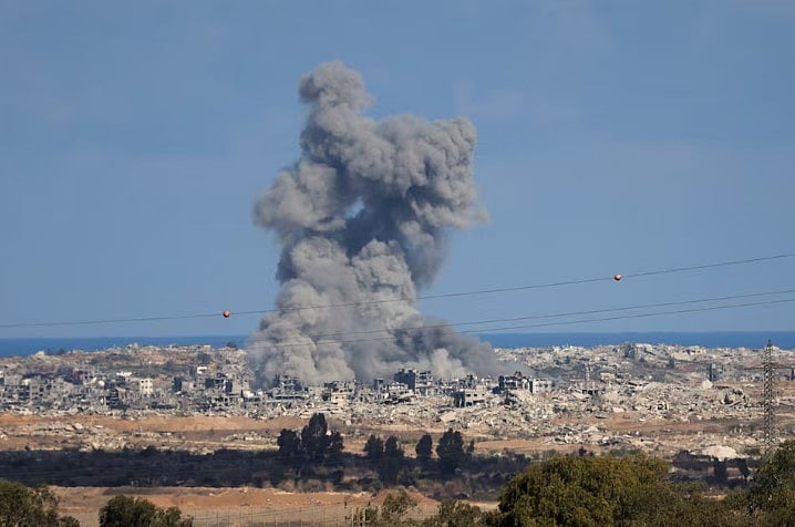 গাজা উপত্যকায় বিস্ফোরণের পর ধোঁয়ার কুণ্ডলী দেখা যাচ্ছে