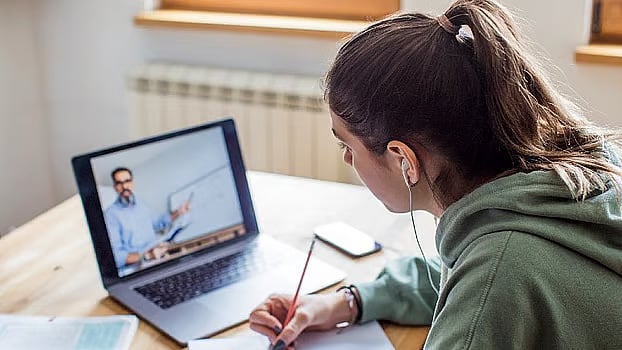 কোর্সগুলো স্বনির্ধারিত সময়সূচিতে করা যায়, অর্থাৎ শিক্ষার্থীরা নিজেদের সুবিধামতো শুরু করতে ও সম্পন্ন করতে পারবেন।