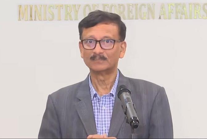 পররাষ্ট্র উপদেষ্টা মো. তৌহিদ হোসেন আজ বুধবার বিকেলে পররাষ্ট্র মন্ত্রণালয়ে সাংবাদিকদের প্রশ্নের জবাব দেন  