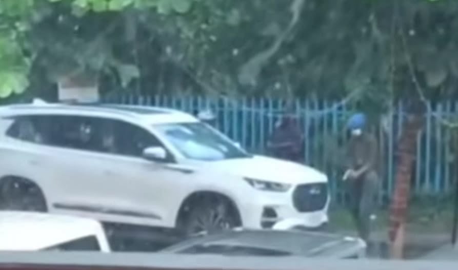 গাড়ি লক্ষ্য করে গুলি ছুড়ছেন একজন