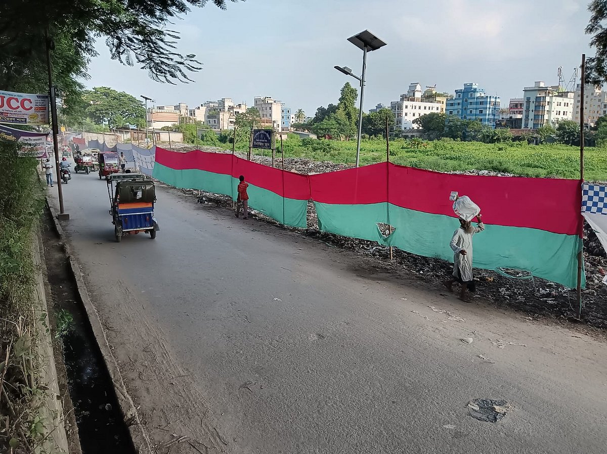 উপদেষ্টার আগমন উপলক্ষে কিশোরগঞ্জের ভৈরব স্টেশন সড়কের ময়লা-আবর্জনার স্তূপ রঙিন কাপড়ে ঢেকে দেওয়া হয়েছে। বুধবার বিকেলে তোলা