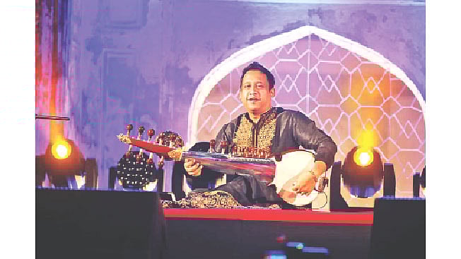 ওস্তাদ আলাউদ্দিন খাঁর জন্মদিন উপলক্ষে আয়োজিত অনুষ্ঠানে তাঁর প্রপৌত্র সিরাজ আলী খানের সরোদবাদন পরিবেশনা। গতকাল রাতে রাজধানীর লালবাগ কেল্লায়