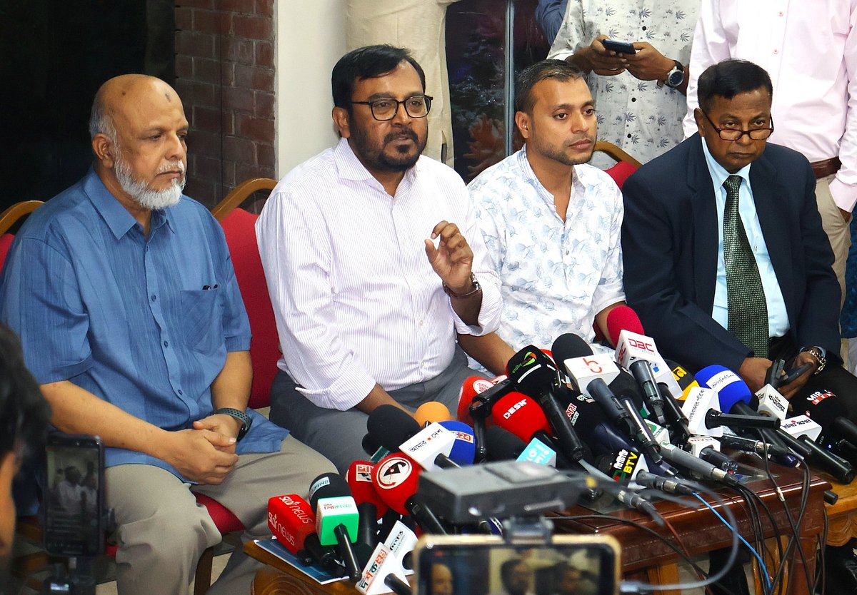 জাতীয় ঐকমত্য কমিশনের আলোচনায় অংশ নেওয়ার পর সাংবাদিকদের বিভিন্ন প্রশ্নের উত্তর দেন আমার বাংলাদেশ (এবি) পার্টির নেতারা। ৮ অক্টোবর ২০২৫