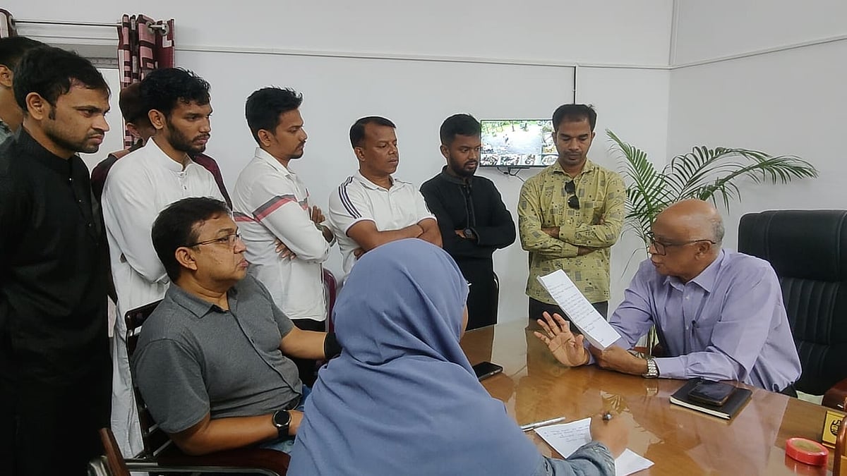 চাকসুর প্রধান নির্বাচন কমিশনারকে লিখিত অভিযোগ দেন ছাত্রদলের নেতা–কর্মীরা। আজ বেলা পৌনে দুইটার দিকে