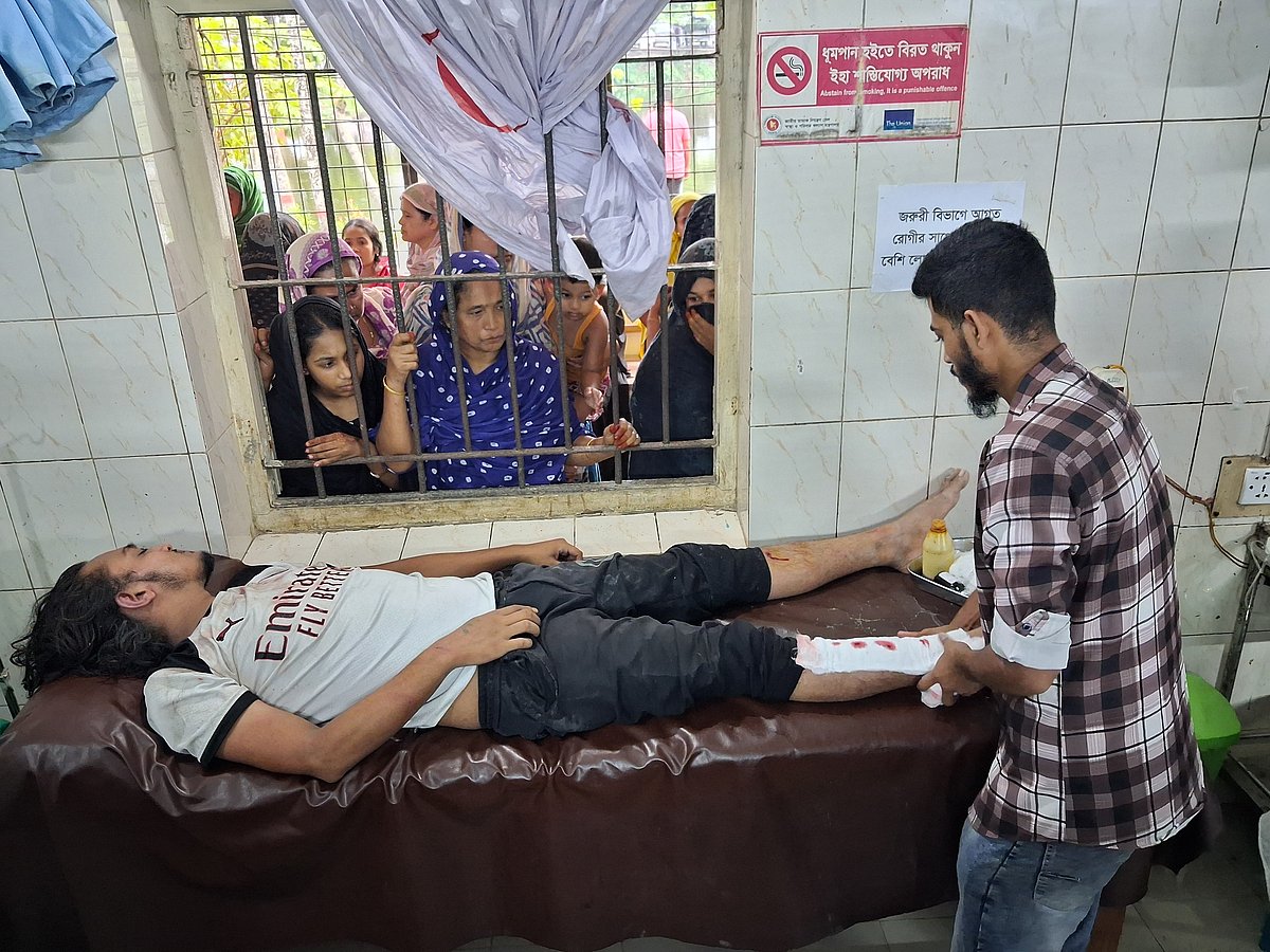 স্থানীয় লোকজন আহত ব্যবসায়ীকে উদ্ধার করে দাউদকান্দি উপজেলা স্বাস্থ্য কমপ্লেক্সে ভর্তি করেছেন। বুধবার বিকেলে