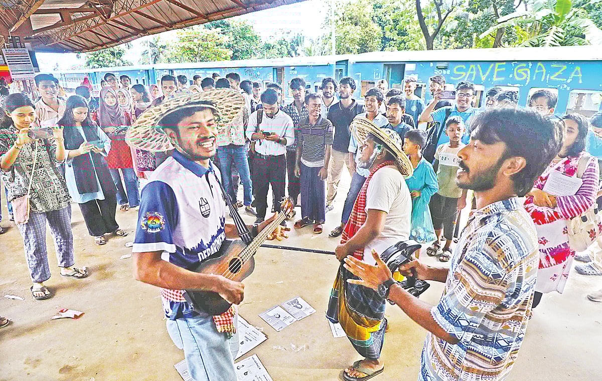 ঐতিহ্যবাহী গম্ভীরার মাধ্যমে চাকসু নির্বাচনের ভোট চাইছেন প্রার্থীরা। গতকাল বেলা একটায় চট্টগ্রাম বিশ্ববিদ্যালয় রেলস্টেশনে