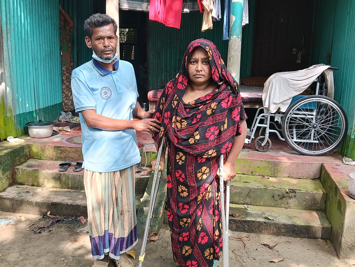 রাজবাড়ী পৌরসভার লোকোশেড ছোট নূরপুর এলাকায় শ্বশুরবাড়িতে জুলাই যোদ্ধা রিকাচালক শওকত মণ্ডল ও তাঁর স্ত্রী আকলিমা। গত সোমবার দুপুরে