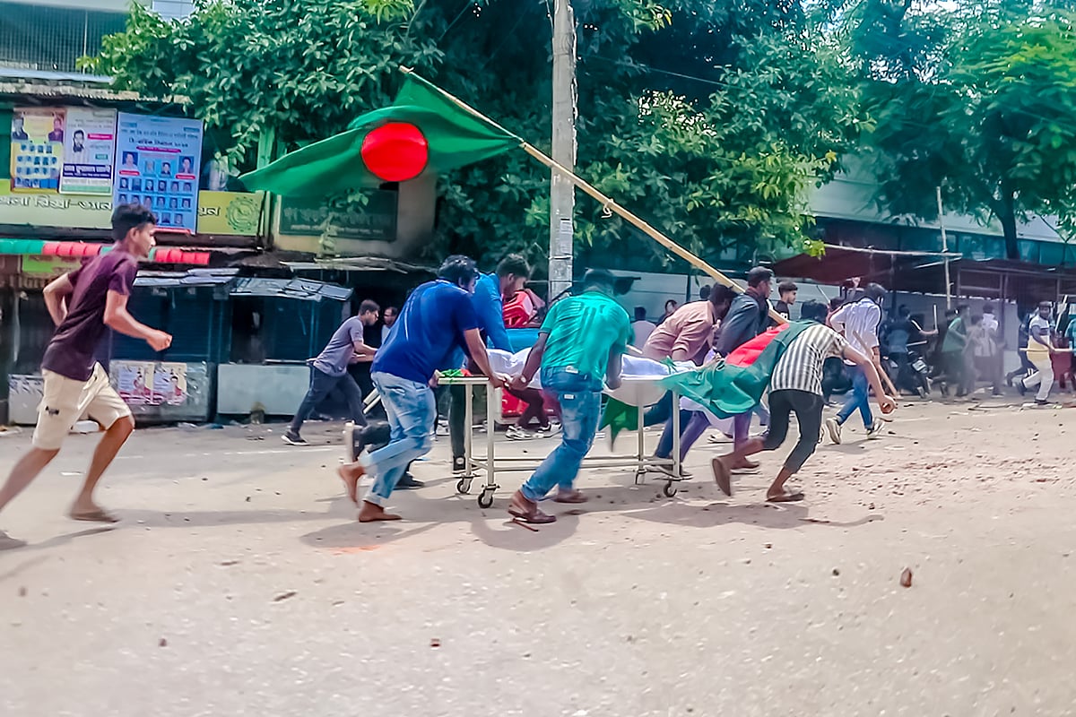 পাবনায় ছাত্র–জনতার অভ্যুত্থানে গত বছরের ৪ আগস্ট গুলিতে দুজন ছাত্র নিহত হন। তাঁদের একজনের লাশ নিয়ে শিক্ষার্থীরা মিছিল করতে গেলে ছাত্র-জনতার ওপর হামলা চালানো হয়। ওই ঘটনায় করা মামলায় গতকাল সোমবার আদালতে অভিযোগপত্র দিয়েছে পুলিশ