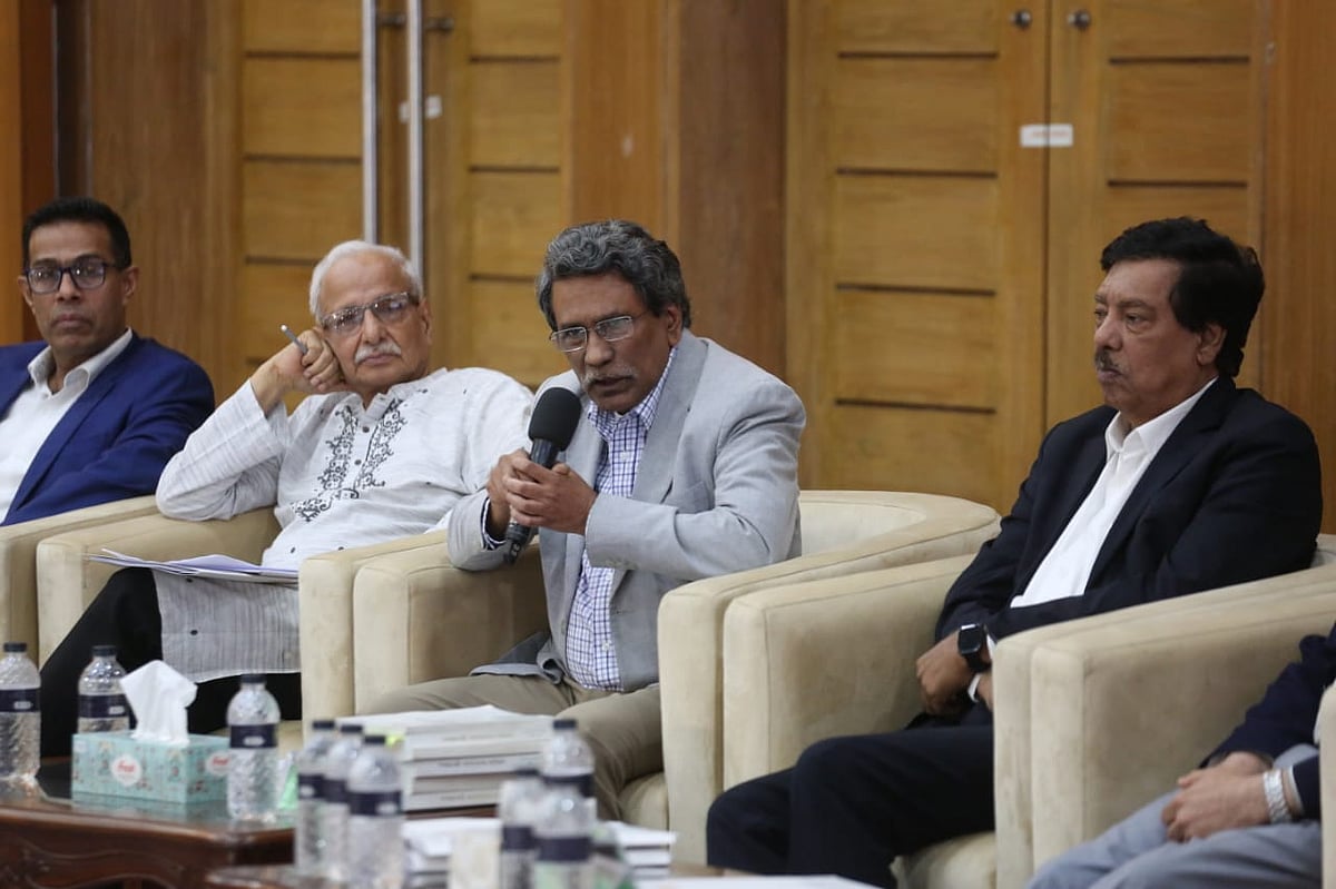 জুলাই সনদ বাস্তবায়নের উপায় নিয়ে রাজনৈতিক দলগুলোর সঙ্গে জাতীয় ঐকমত্য কমিশনের আলোচনায় বক্তব্য দেন কমিশনের সহসভাপতি আলী রীয়াজ। রাজধানীর ফরেন সার্ভিস একাডেমিতে, ৮ অক্টোবর ২০২৫