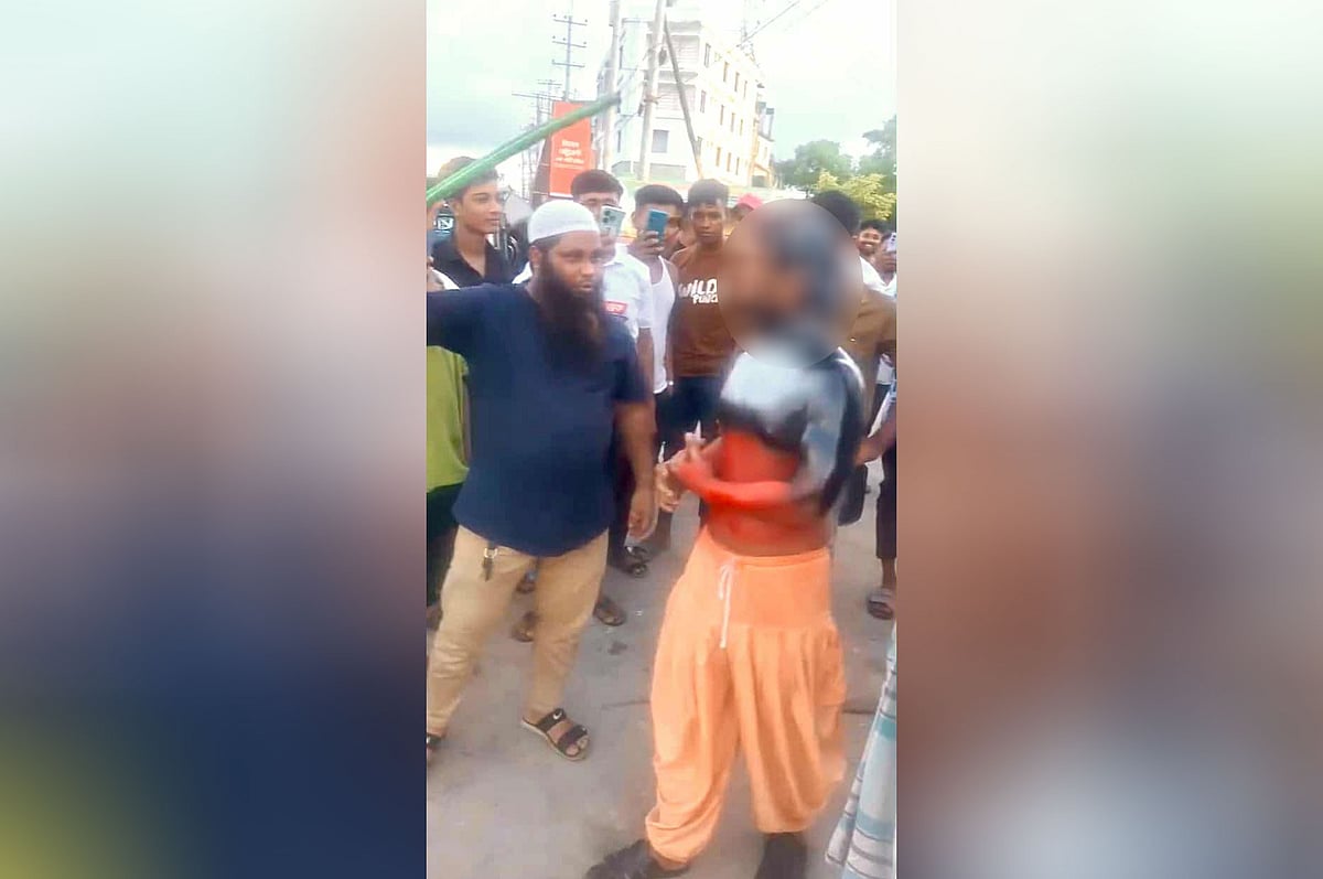 চুরির অপবাদে এক যুবককে চুল কেটে ও শরীরে পোড়া মবিল ঢেলে নির্যাতন করা হয়