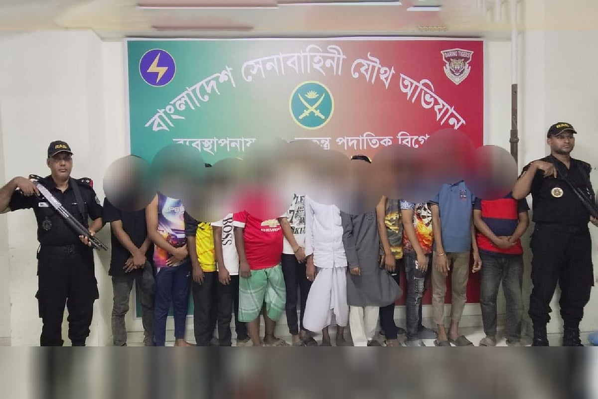 ৪৬ স্বতন্ত্র ব্রিগেড কর্তৃক মোহাম্মদপুর এলাকার বিভিন্ন স্থানে অভিযান পরিচালনা করে সন্দেহভাজন ১২ জন দুষ্কৃতকারী এবং কিশোর গ্যাং সদস্যকে আটক করে মোহাম্মদপুর থানায় হস্তান্তর করা হয়