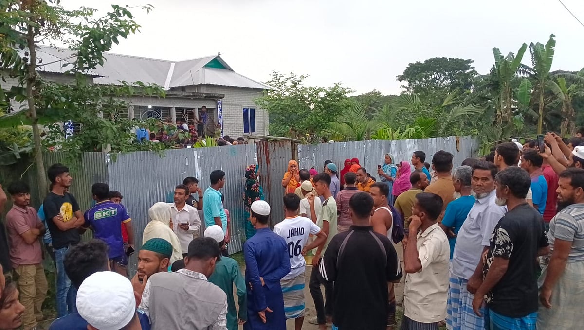 ময়মনসিংহের ত্রিশালে অনলাইন জুয়ায় আসক্ত ছেলে মা–বাবাকে হত্যার পর লাশ ঘরের মেঝেতে পুঁতে রাখেন। আজ পুলিশ মরদেহ উদ্ধার করে। বাড়ি ঘিরে এলাকাবাসীর ভিড়