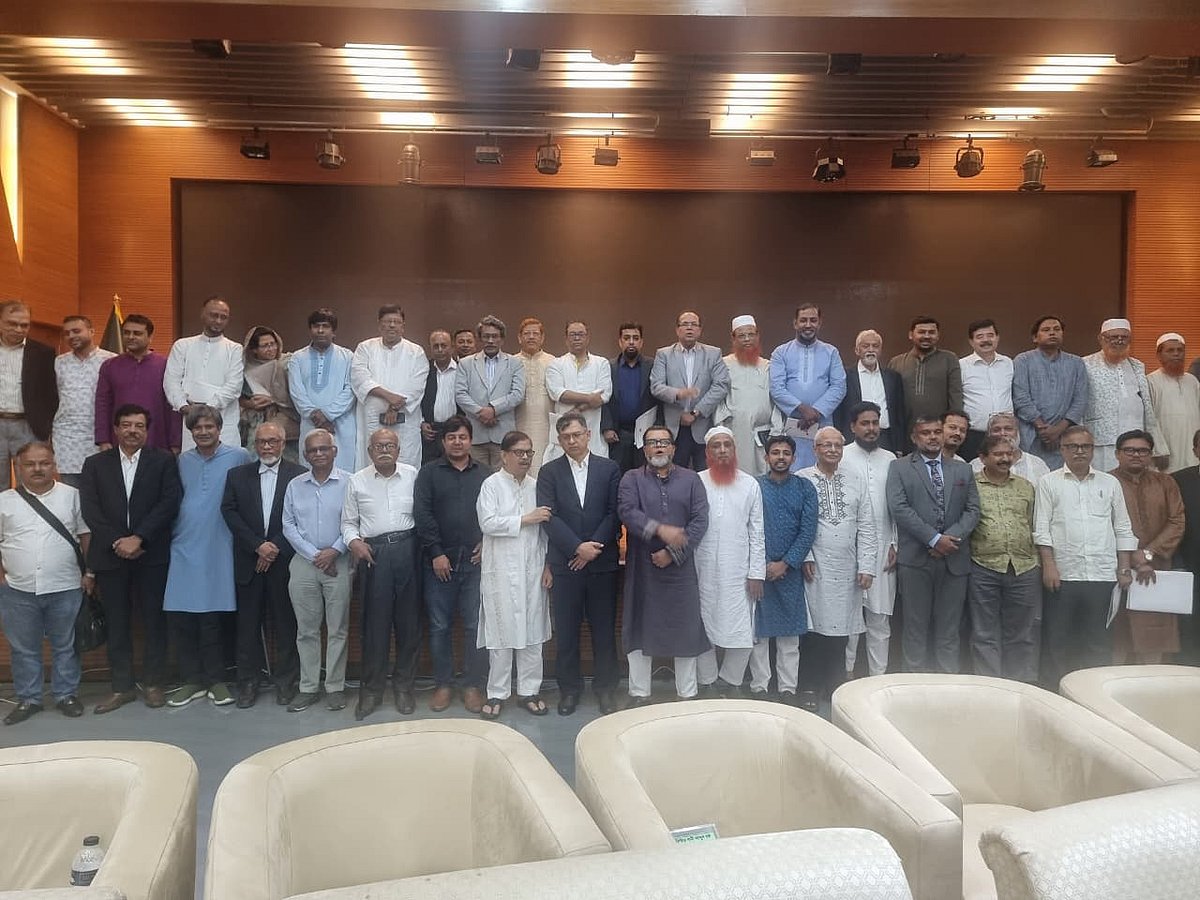 আলোচনা শেষে জাতীয় ঐকমত্য কমিশনের সঙ্গে ফটোসেশনে অংশ নেন বিভিন্ন রাজনৈতিক দলের নেতারা। গতকাল বুধবার রাত সোয়া ১১টায় রাজধানীর ফরেন সার্ভিস একাডেমিতে