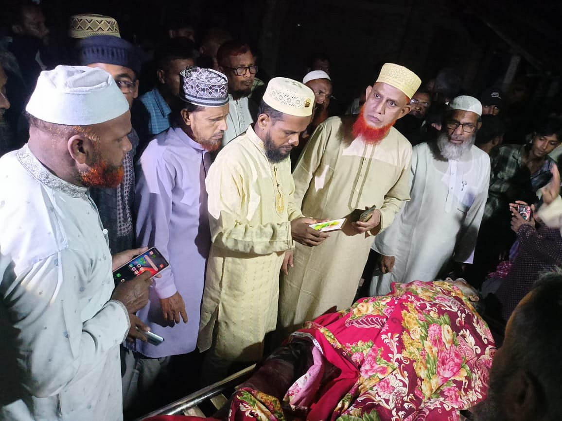 রাজশাহীতে  নিহত কর্মীর মরদেহ দেখতে  জামায়াত নেতা–কর্মীরা তাঁর বাড়িতে যান। গতকাল বুধবার রাতে