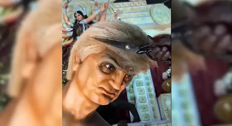 সম্প্রতি পশ্চিমবঙ্গ রাজ্যে হিন্দু সম্প্রদায়ের দুর্গাপূজা উৎসবের সময় অসুররূপী এই ভাস্কর্যটি উন্মোচন করা হয়