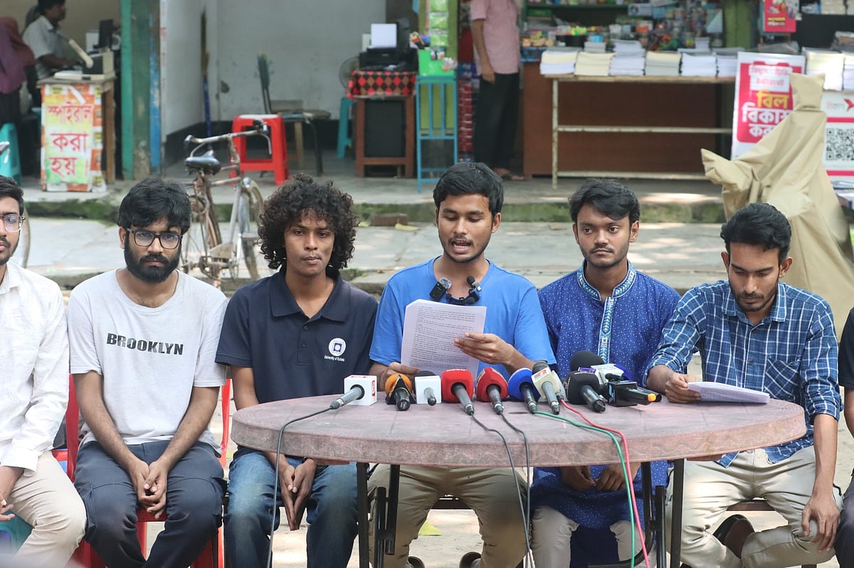 ইশতেহার ঘোষণা করছে বামপন্থী ছাত্রসংগঠন–সমর্থিত প্যানেল গণতান্ত্রিক শিক্ষার্থী পর্ষদ। আজ বৃহস্পতিবার দুপুর সাড়ে ১২টার দিকে রাজশাহী বিশ্ববিদ্যালয়ের পরিবহন মার্কেট এলাকায়