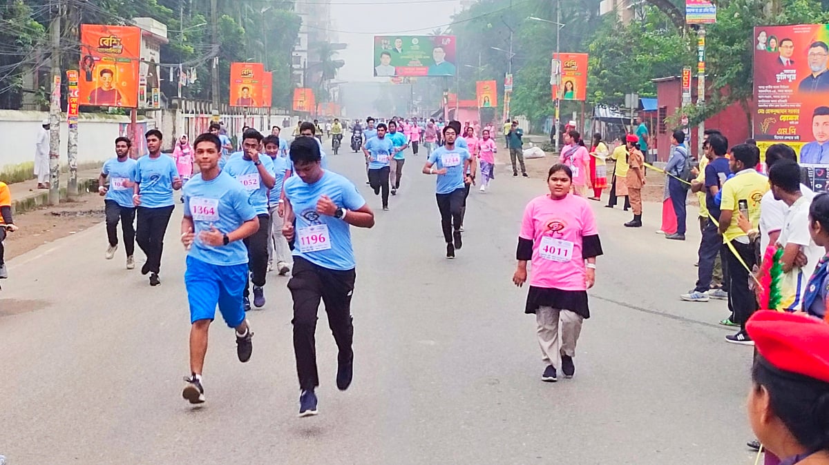 মিনি ম্যারাথনে বিশেষ চাহিদাসম্পন্ন কিশোর-কিশোরীদের সঙ্গে অংশ নেয় বিভিন্ন স্কুল-কলেজের শিক্ষার্থী ও তরুণ-তরুণীরা। আজ সকালে ময়মনসিংহ শহরে