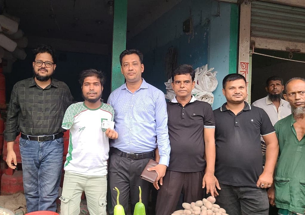 জসিম মাতুব্বরকে এনআইডি দিচ্ছেন নগরকান্দা উপজেলা নির্বাহী কর্মকর্তা (ইউএনও) দবির উদ্দিন। আজ বৃহস্পতিবার বিকেল পাঁচটার দিকে উপজেলার লস্করদিয়া ইউনিয়নের কালীবাড়ি বাজারে