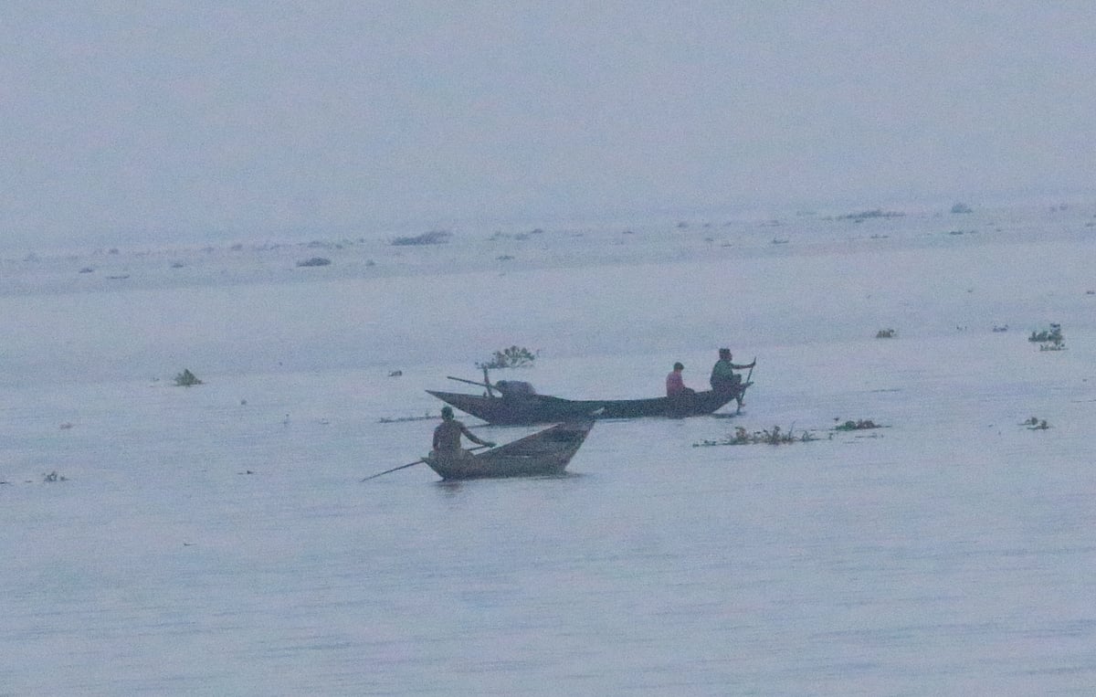 নিষেধাজ্ঞা উপেক্ষা করে ইলিশা নদীতে ইলিশ শিকার করছেন জেলেরা। ভোলা সদর উপজেলার রাজাপুর ইউনিয়নের ইলিশা নদীতে