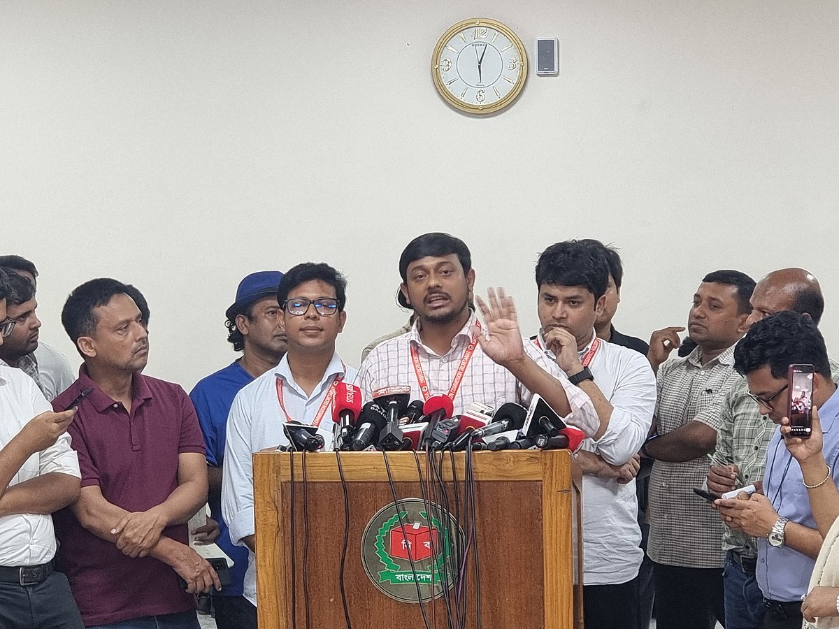 সাংবাদিকদের ব্রিফ করছেন জাতীয় নাগরিক পার্টির (এনসিপি) মুখ্য সমন্বয়ক নাসীরুদ্দীন পাটওয়ারী। আজ বৃহস্পতিবার বিকেলে রাজধানীর আগারগাঁওয়ে নির্বাচন ভবনে