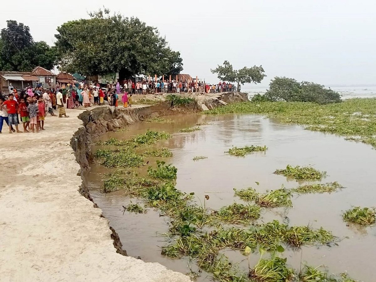 টানা ভারী বৃষ্টি ও উজান থেকে নেমে আসা ঢলে যমুনা নদীর পানি বৃদ্ধি পেয়ে ভাঙন দেখা দিয়েছে। গতকাল বগুড়ার ধুনট উপজেলার শহড়াবাড়ি খেয়াঘাটে