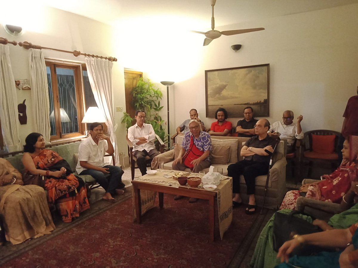 স্মরণসভায় সাবেক সহকর্মী, স্বজন ও শুভাকাঙ্ক্ষীদের স্মৃতিচারণায় সাংবাদিক অরুণ বসুর কথা উঠে আসে। ঢাকা, ৯ অক্টোবর