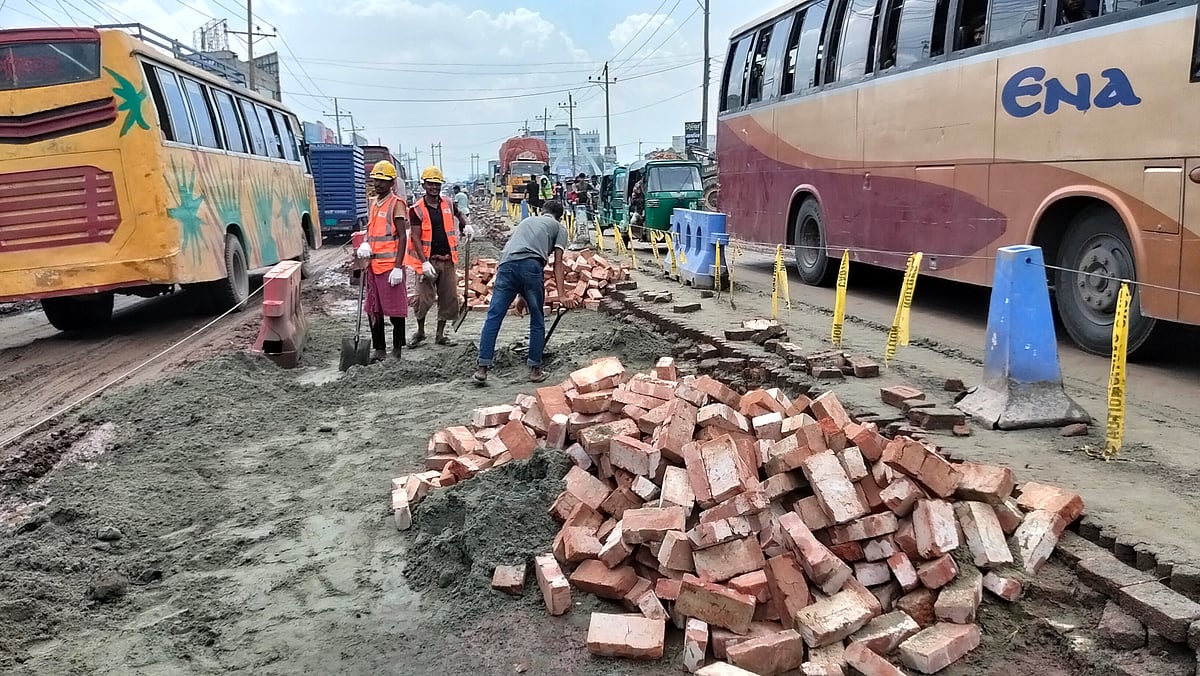 ঢাকা-সিলেট মহাসড়কের যানজট নিরসনে চলছে সড়ক মেরামতের কাজ। বৃহস্পতিবার বেলা ১১টার দিকে ব্রাহ্মণবাড়িয়ার সরাইল বিশ্বরোড মোড় এলাকায়
