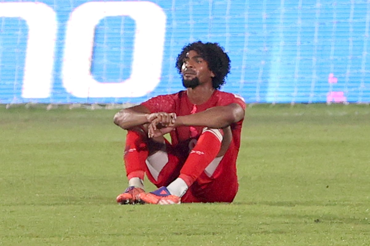 হামজা চৌধুরীর এই ছবিটাই বলে দিচ্ছে সব! আজ হংকংয়ের কাছে শেষ মুহূর্তে গোল খেয়ে ৪–৩ গোলে হেরেছে বাংলাদেশ।