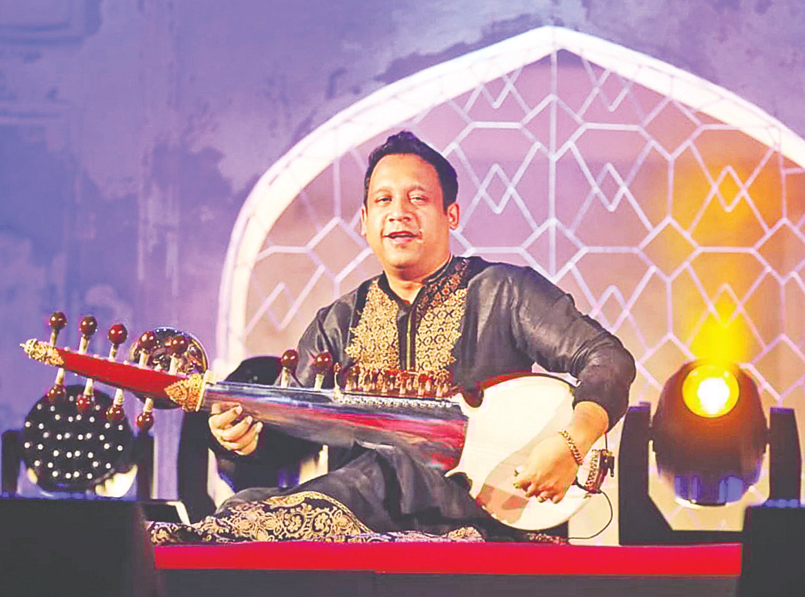 ওস্তাদ আলাউদ্দিন খাঁর জন্মদিন উপলক্ষে আয়োজিত অনুষ্ঠানে তাঁর প্রপৌত্র সিরাজ আলী খানের সরোদবাদন পরিবেশনা। গতকাল রাতে রাজধানীর লালবাগ কেল্লায়