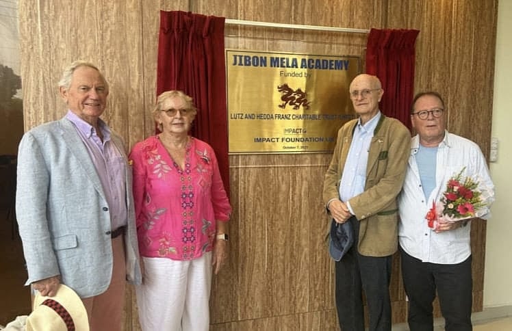 নতুন ভবনের উদ্বোধন করছেন অতিথিরা। গত মঙ্গলবার সদর উপজেলার আমঝুপি ইউনিয়নের চাঁদবিলে