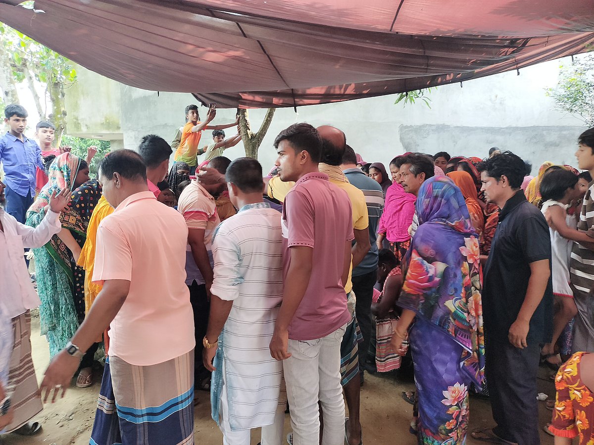 দুর্ঘটনায় নিহত দুই শিশুর বাড়িতে স্বজন ও এলাকাবাসীর ভিড়। বৃহস্পতিবার সিরাজগঞ্জের তাড়াশের দক্ষিণপাড়ায়