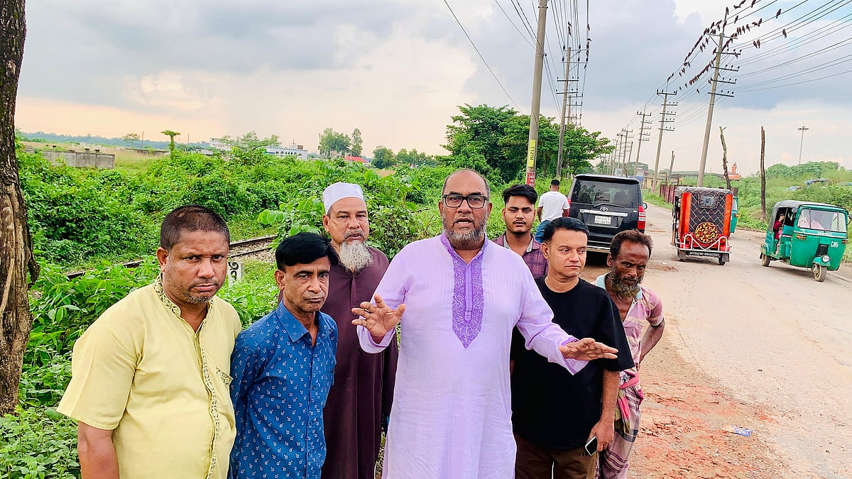 সিলেটের দক্ষিণ সুরমায় গতকাল স্থানীয়দের সঙ্গে কুশল বিনিময়কালে বেহাল সড়ক নিয়ে ক্ষোভ প্রকাশ করেন জেলা বিএনপির সভাপতি আবদুল কাইয়ুম চৌধুরী