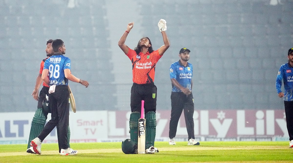 শেষদিকে ঝড় তোলেন খুলনাকে ফাইনালে তুলেছেন অভিষেক