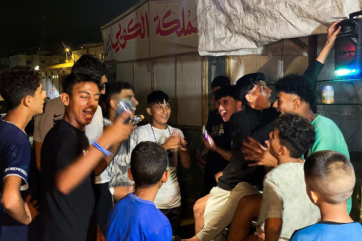 যুদ্ধবিরতি চুক্তির খবরে খান ইউনিসে ফিলিস্তিনিদের আনন্দ। ৯ অক্টোবর ২০২৫, গাজা