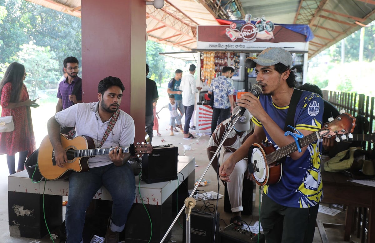 গানে গানে ভোট চান সার্বভৌম শিক্ষার্থী ঐক্য প্যানেলের সাহিত্য, সংস্কৃতি ও প্রকশনা সম্পাদক পদপ্রার্থী তানজির রহমান। আজ দুপুরে চট্টগ্রাম বিশ্ববিদ্যালয় রেলস্টেশনে