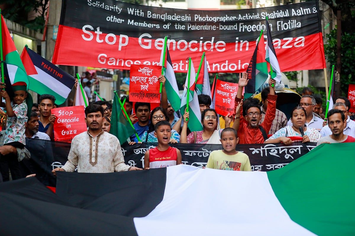 ঢাকার ইস্কাটনের বিয়ামের গলির মাঠে সংহতি সমাবেশ করেছে গণসংহতি আন্দোলন। ইসরায়েলি বাহিনীর কাছে আটক দৃকের ব্যবস্থাপনা পরিচালক ও আলোকচিত্রী শহিদুল আলমের মুক্তির জন্য সোচ্চার হতে সমাবেশে আহ্বান জানানো হয়। গতকাল বুধবারের ছবি